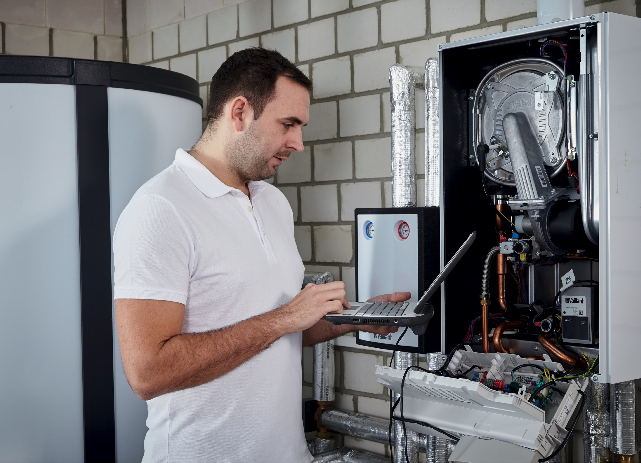 Ecowatt Monteur installiert die Ecowatt Wärmepumpe